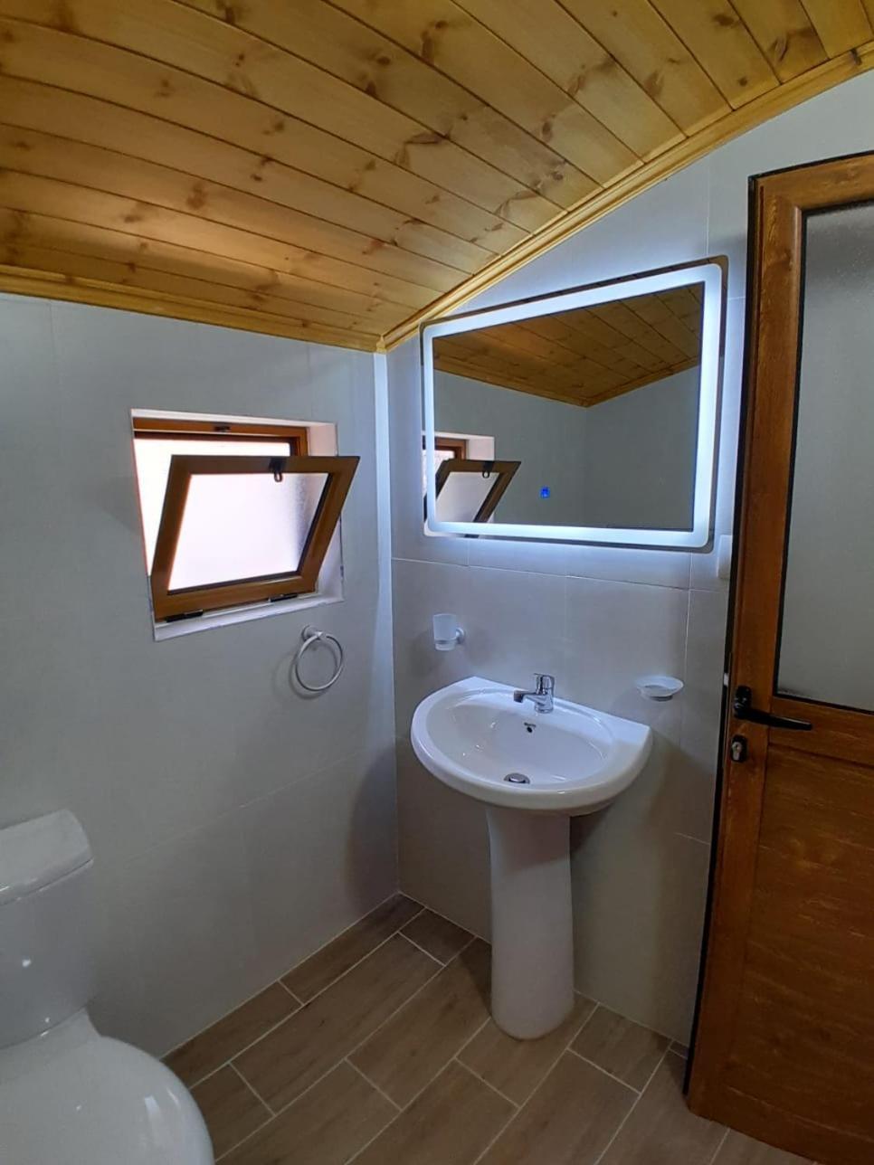 Guest House Ejona Гирокастра Экстерьер фото