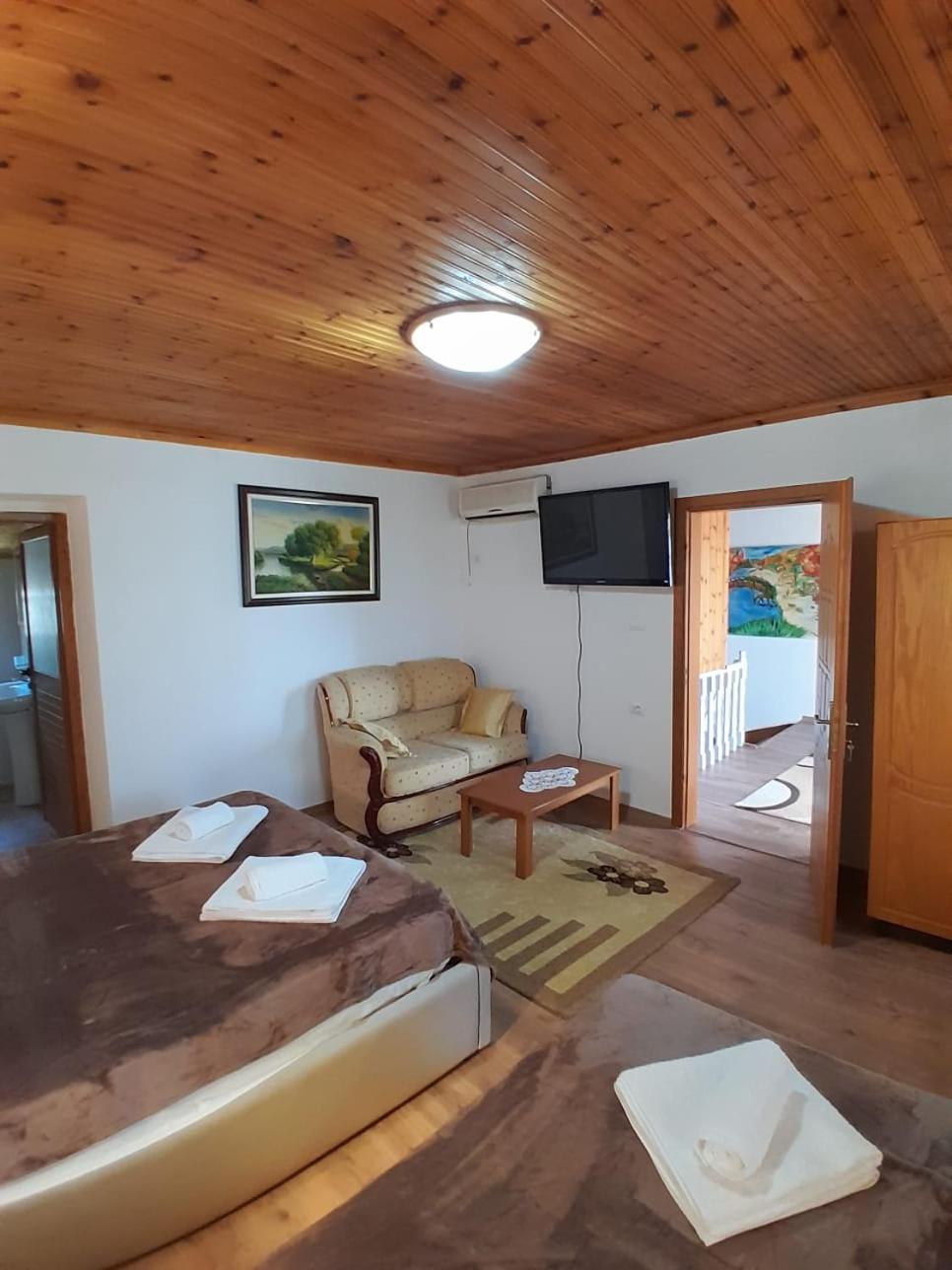 Guest House Ejona Гирокастра Экстерьер фото