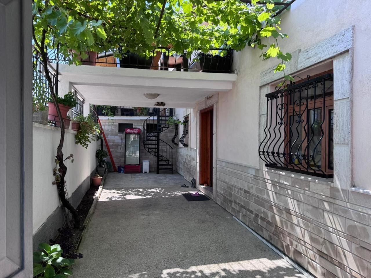 Guest House Ejona Гирокастра Экстерьер фото